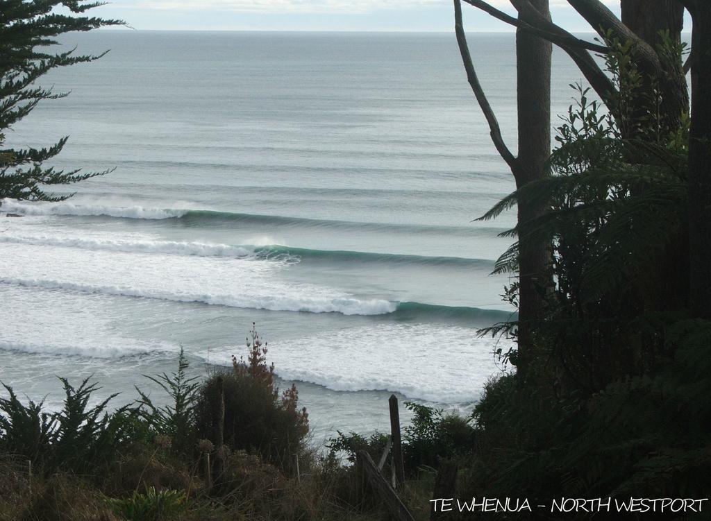 Bazil'S Backpackers Bbh Hostel & Surf School Westport Esterno foto