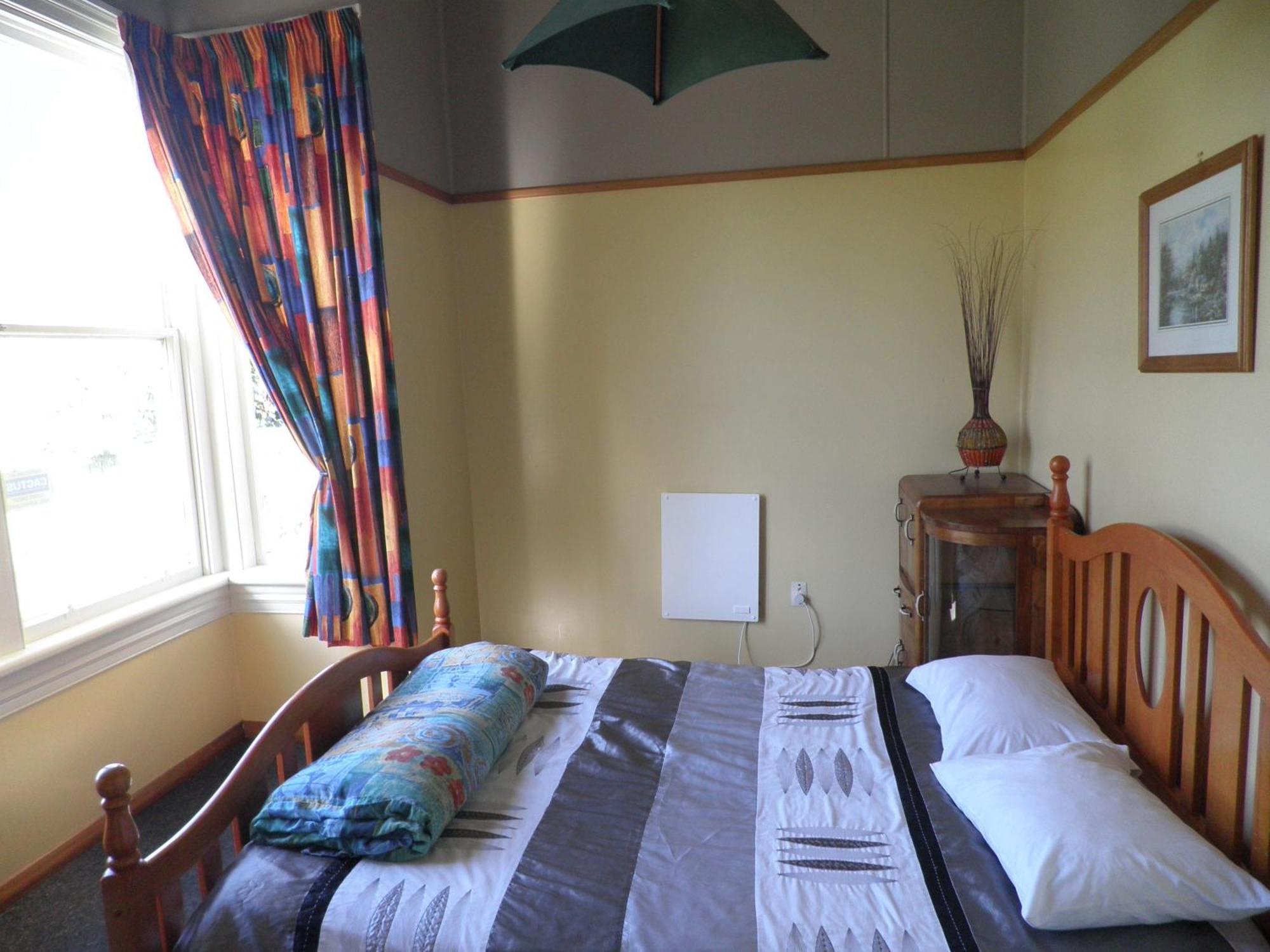 Bazil'S Backpackers Bbh Hostel & Surf School Westport Esterno foto