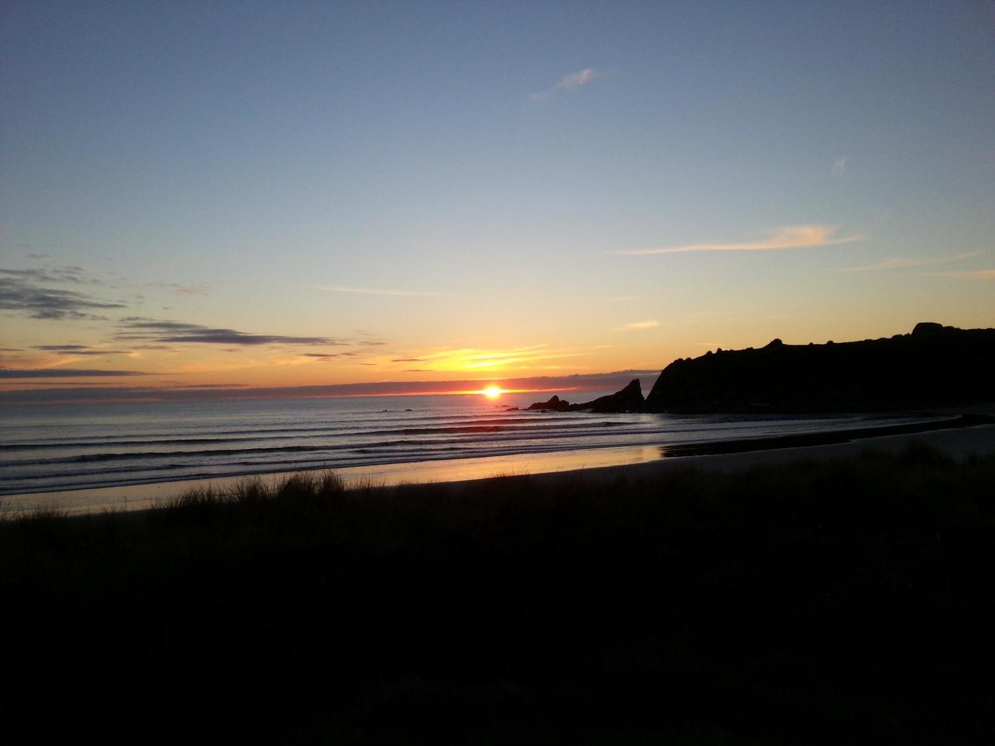Bazil'S Backpackers Bbh Hostel & Surf School Westport Esterno foto