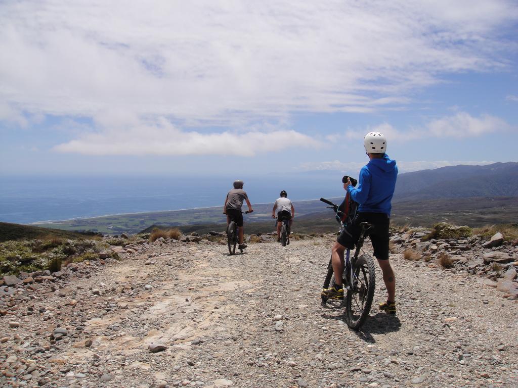 Bazil'S Backpackers Bbh Hostel & Surf School Westport Esterno foto