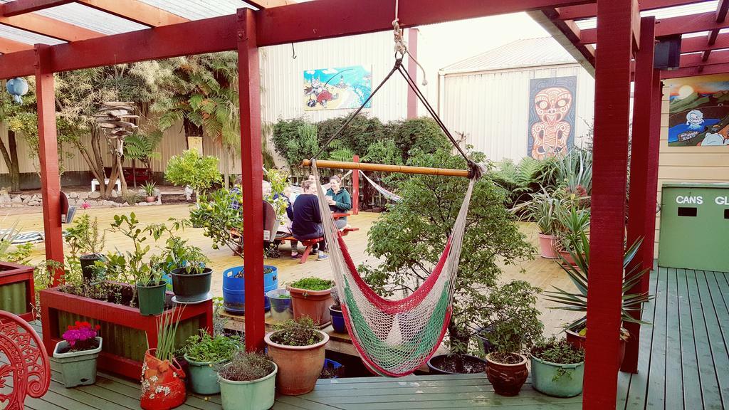 Bazil'S Backpackers Bbh Hostel & Surf School Westport Esterno foto