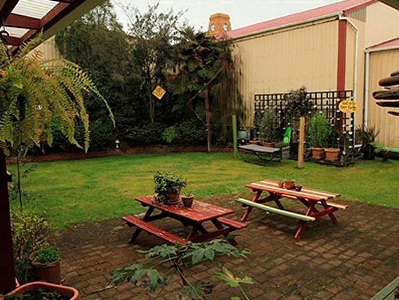 Bazil'S Backpackers Bbh Hostel & Surf School Westport Esterno foto