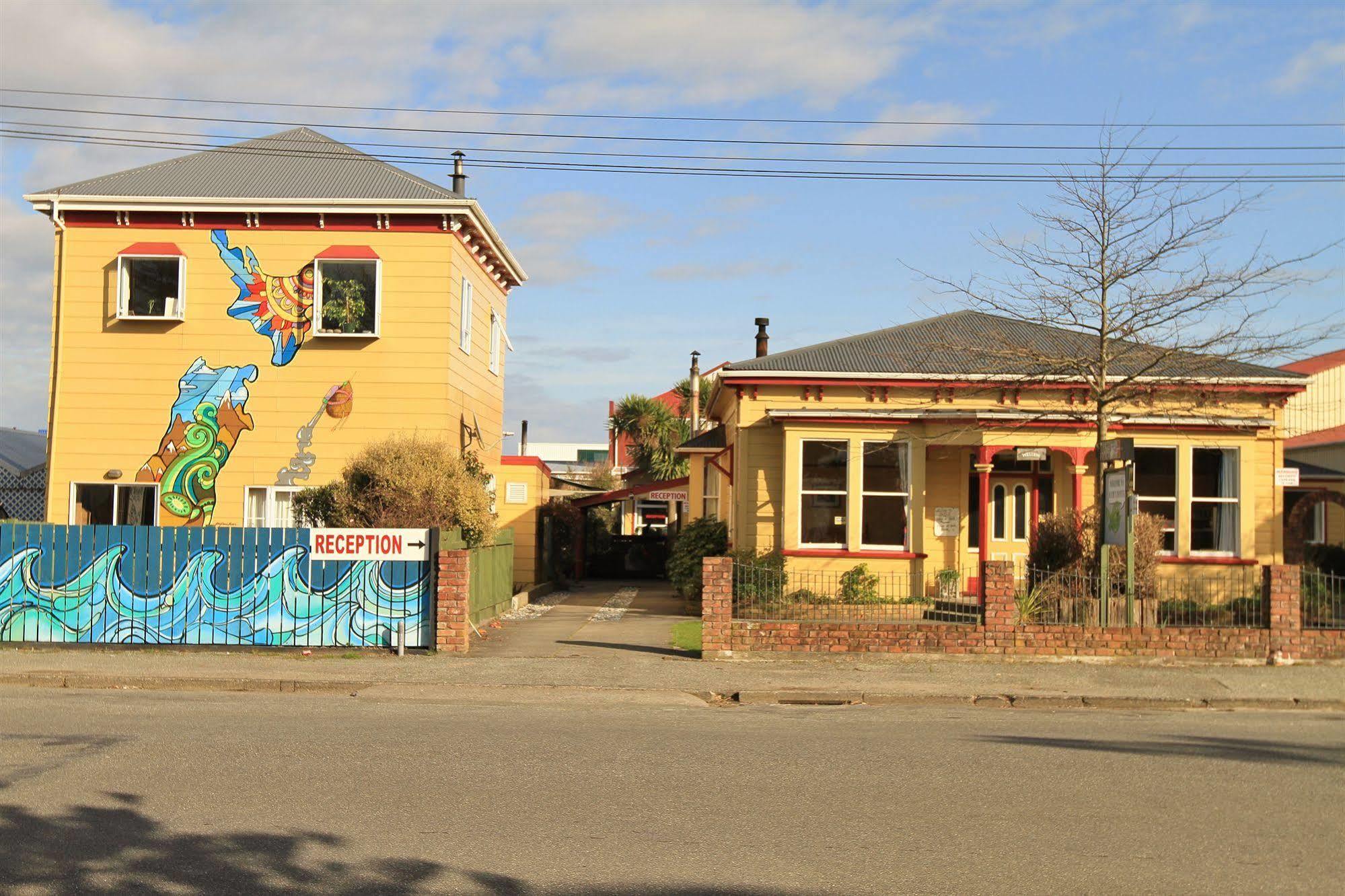 Bazil'S Backpackers Bbh Hostel & Surf School Westport Esterno foto