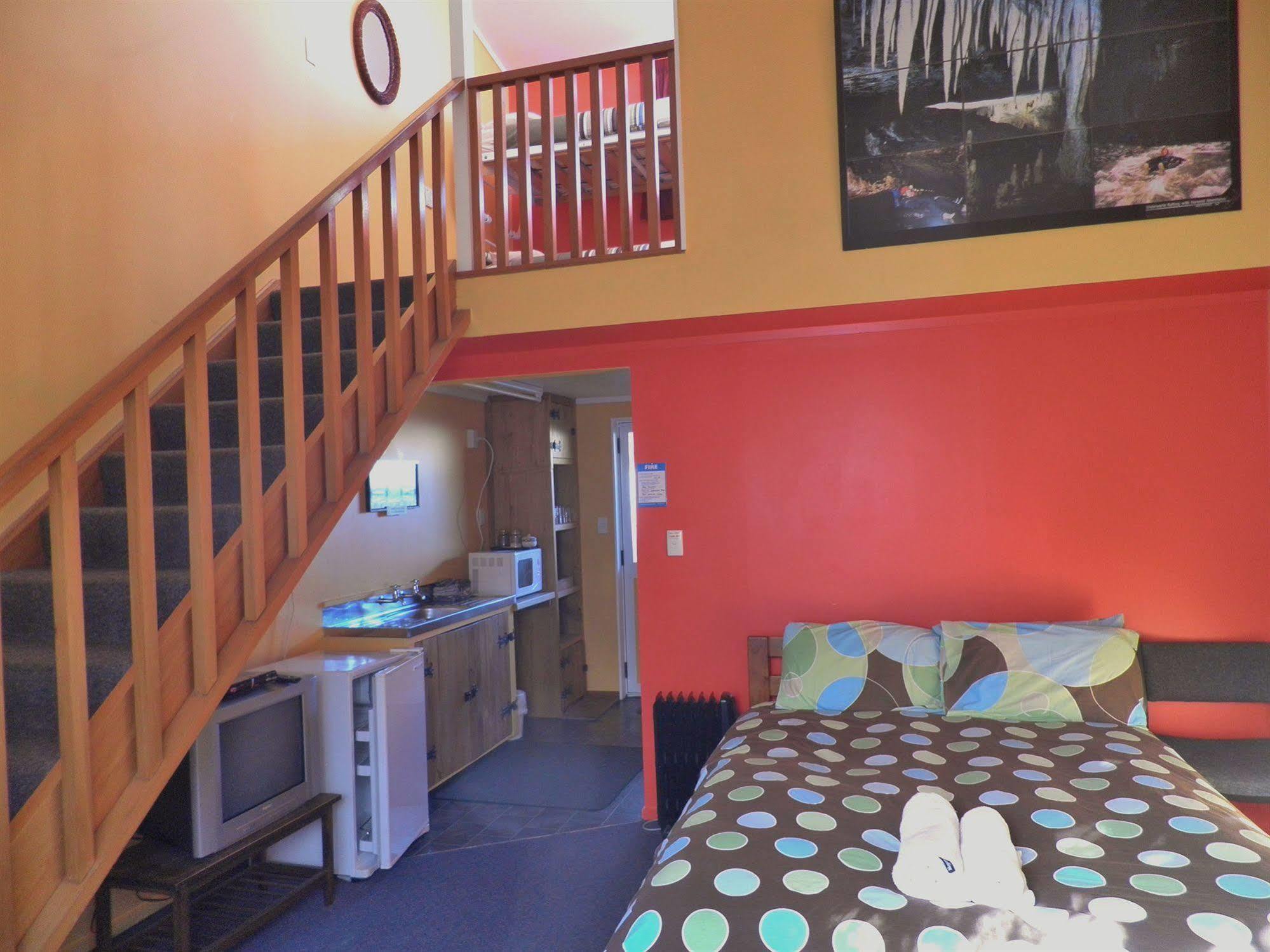 Bazil'S Backpackers Bbh Hostel & Surf School Westport Esterno foto
