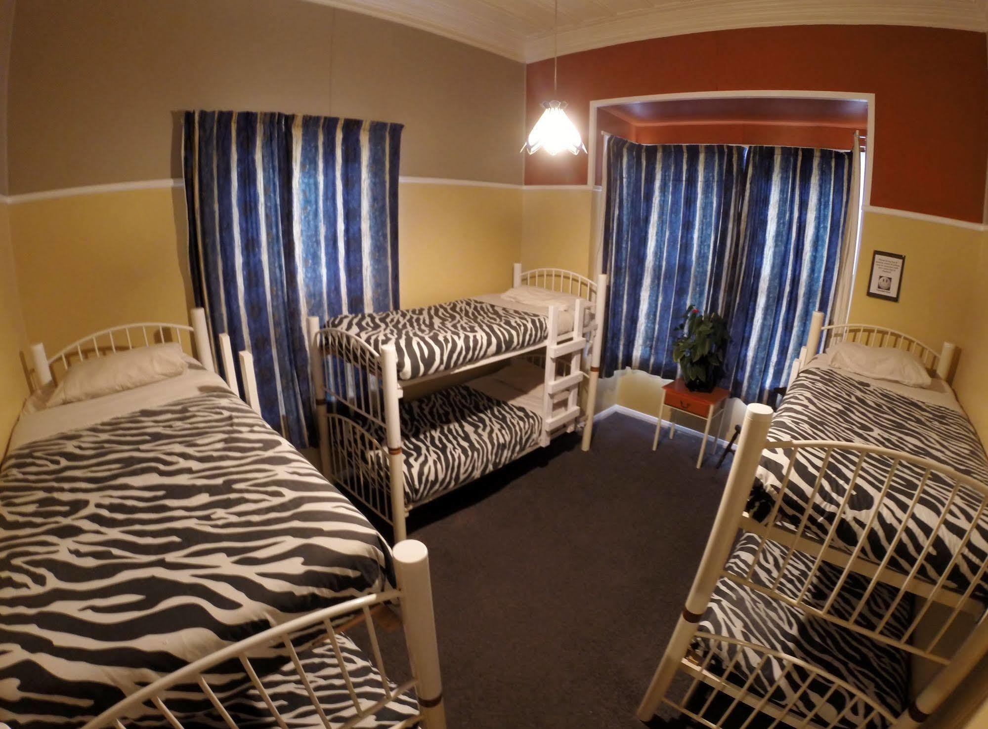 Bazil'S Backpackers Bbh Hostel & Surf School Westport Esterno foto