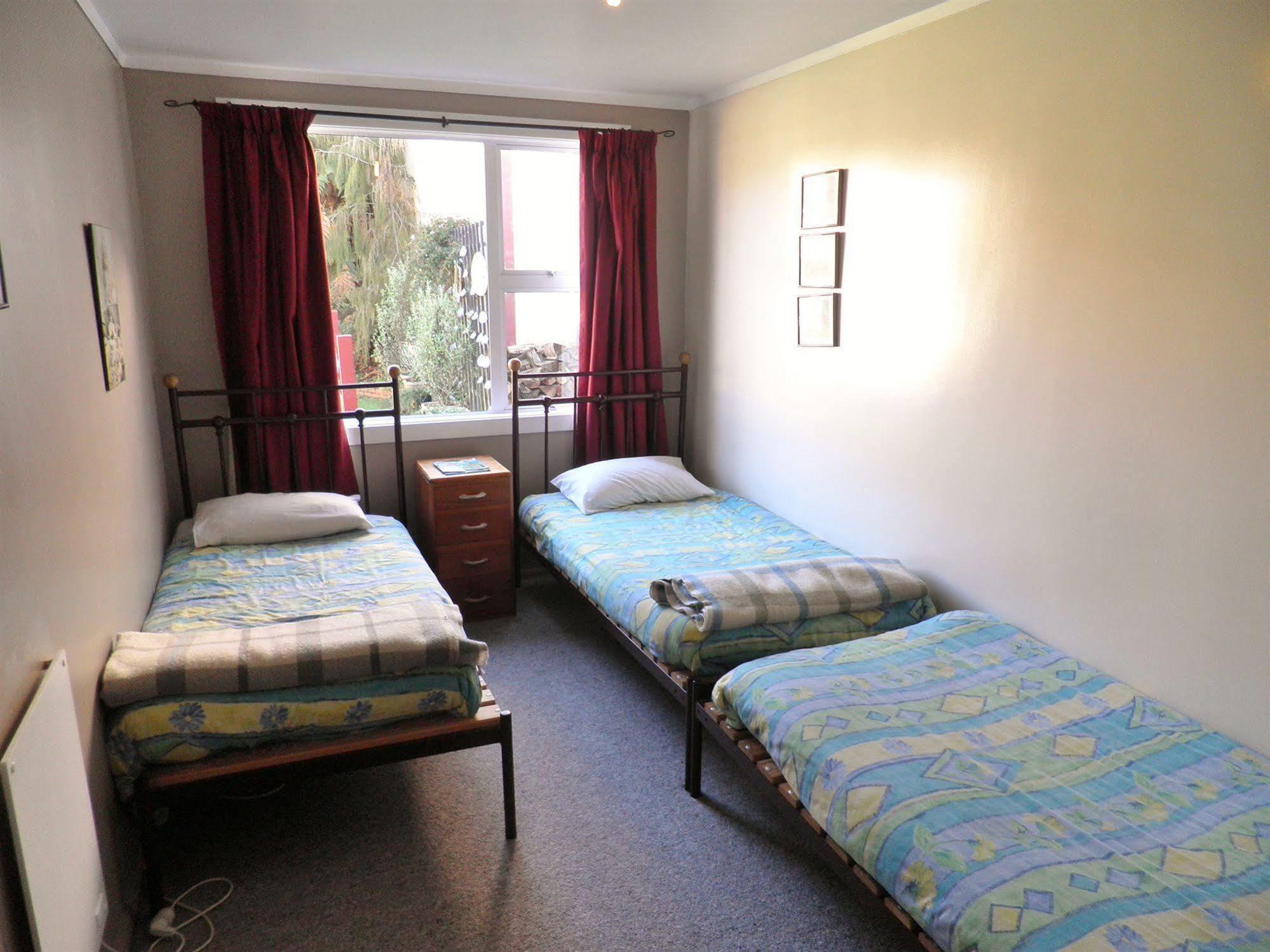 Bazil'S Backpackers Bbh Hostel & Surf School Westport Esterno foto