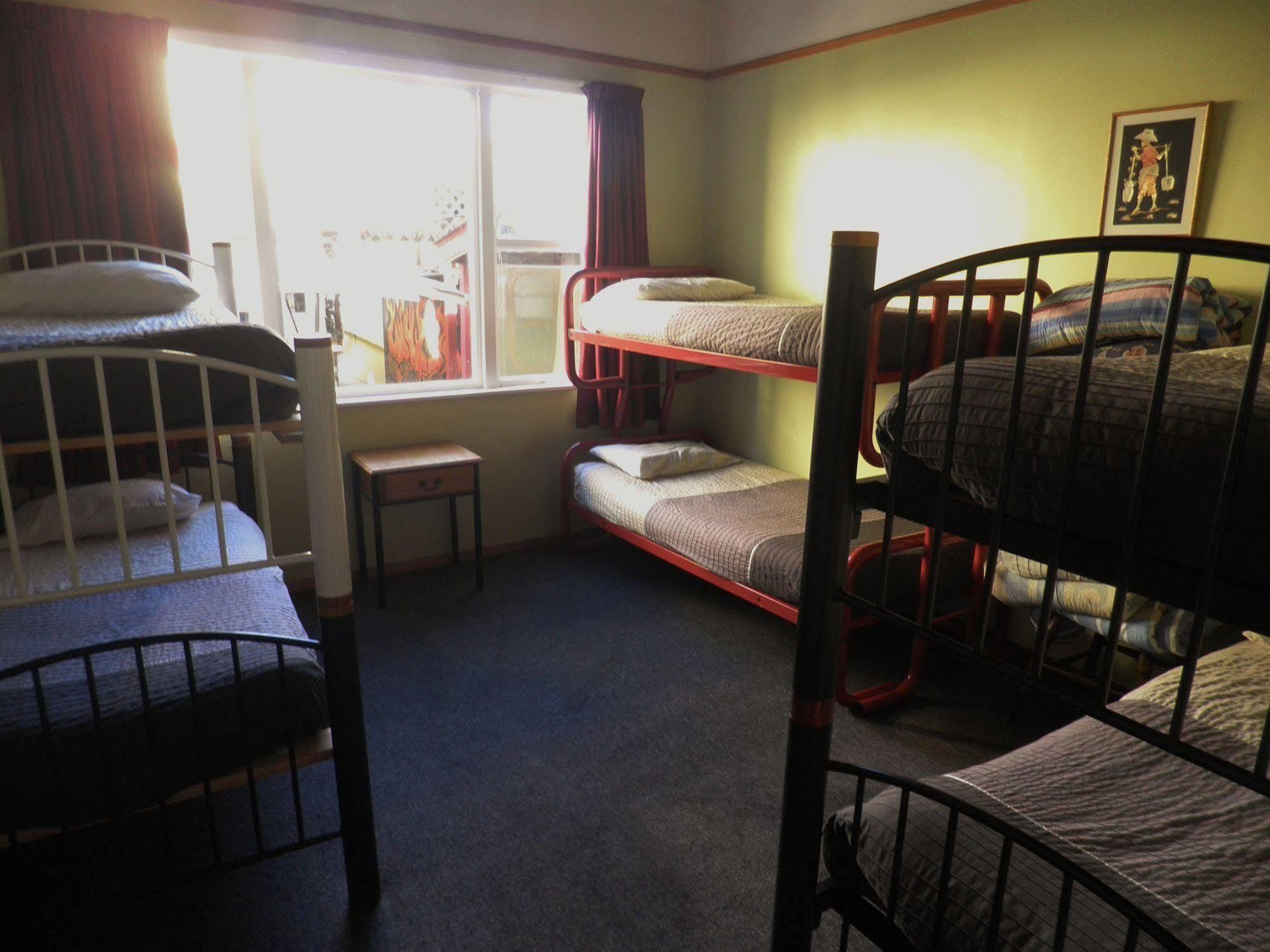 Bazil'S Backpackers Bbh Hostel & Surf School Westport Esterno foto