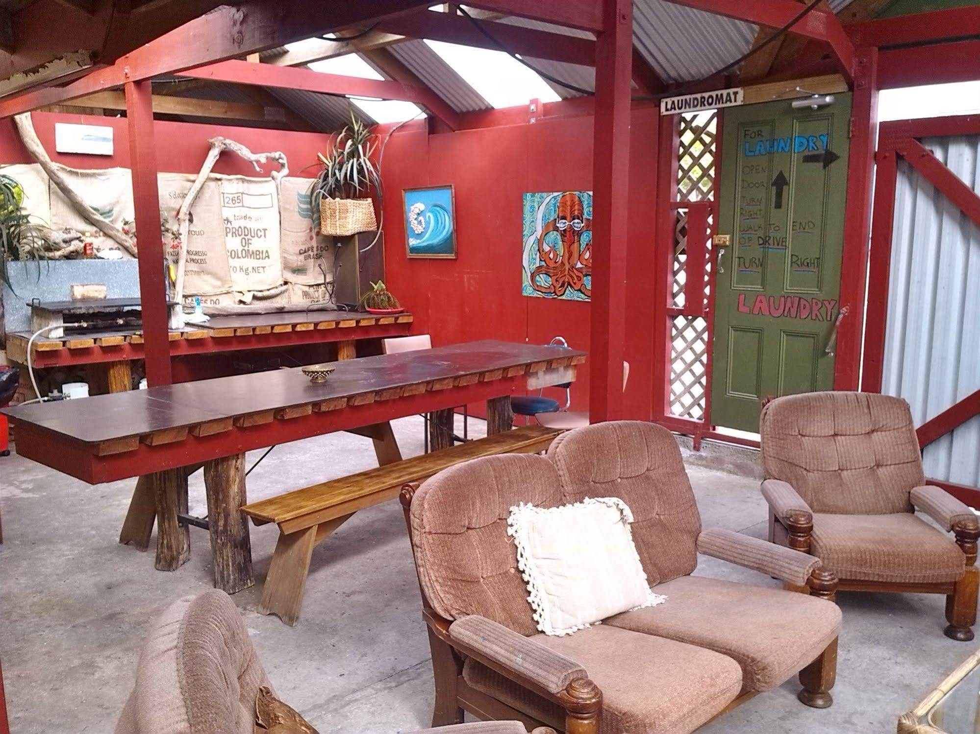 Bazil'S Backpackers Bbh Hostel & Surf School Westport Esterno foto