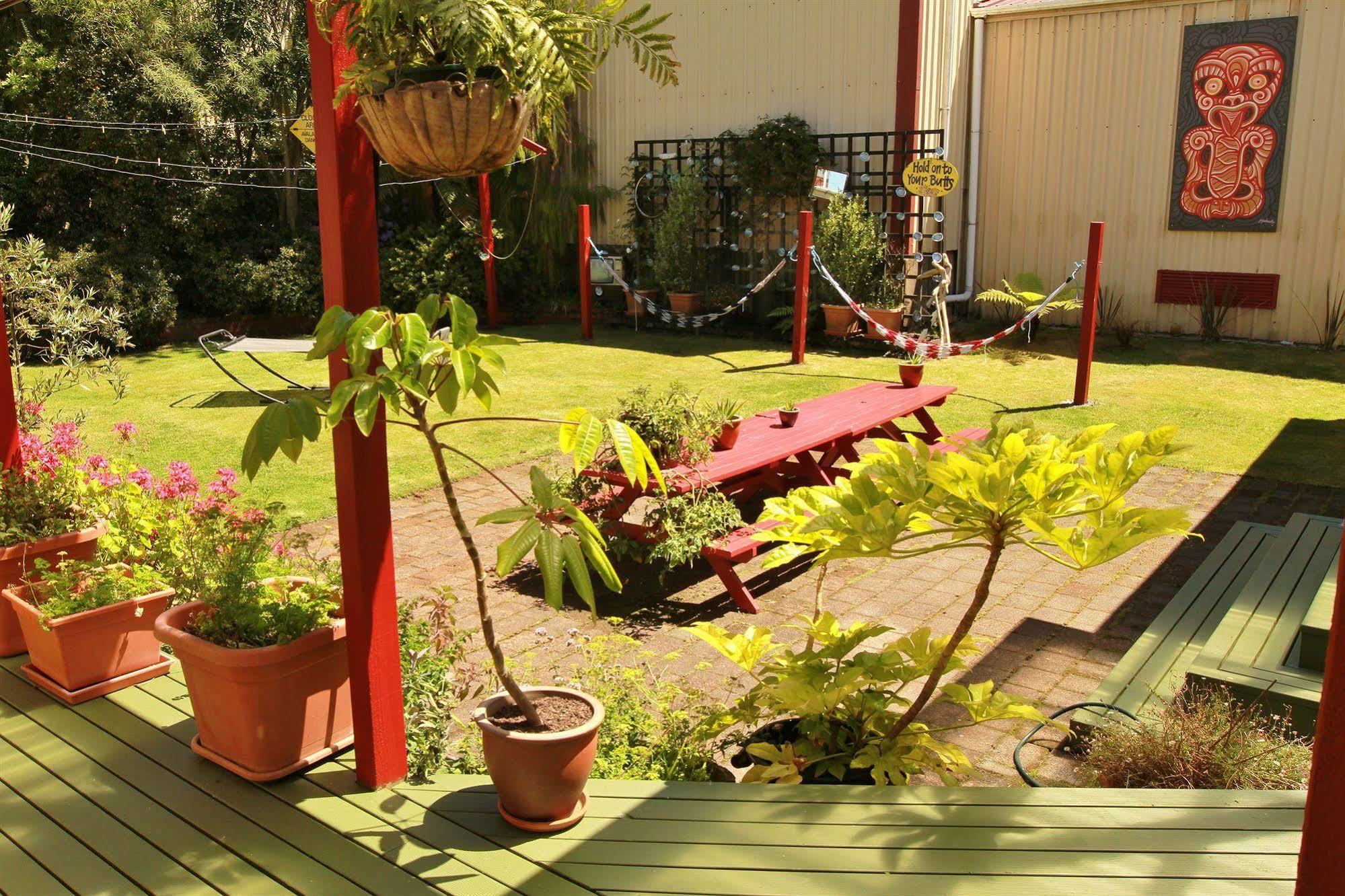 Bazil'S Backpackers Bbh Hostel & Surf School Westport Esterno foto