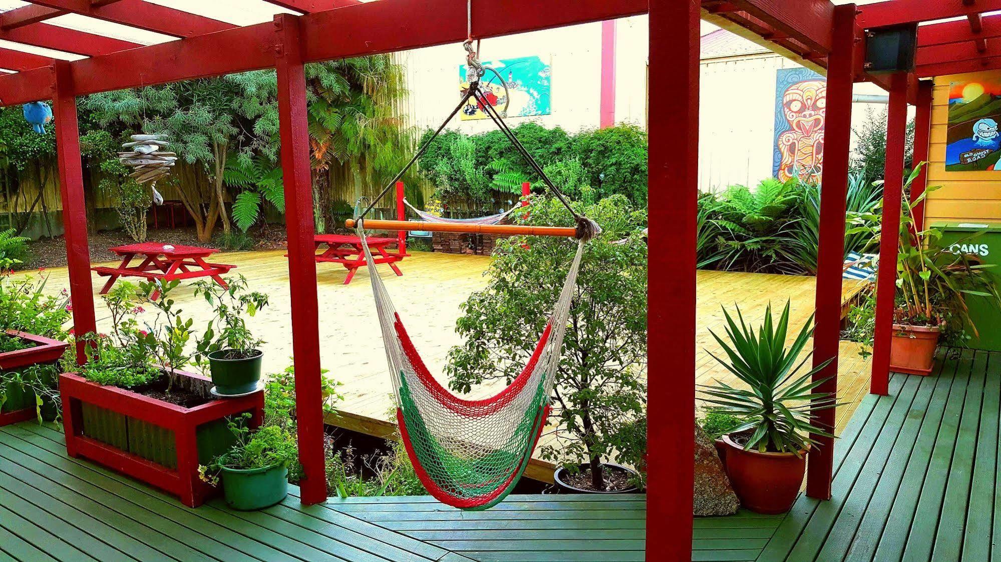 Bazil'S Backpackers Bbh Hostel & Surf School Westport Esterno foto