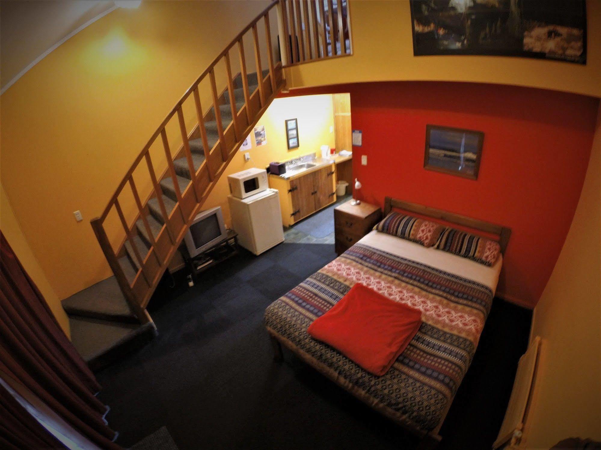 Bazil'S Backpackers Bbh Hostel & Surf School Westport Esterno foto